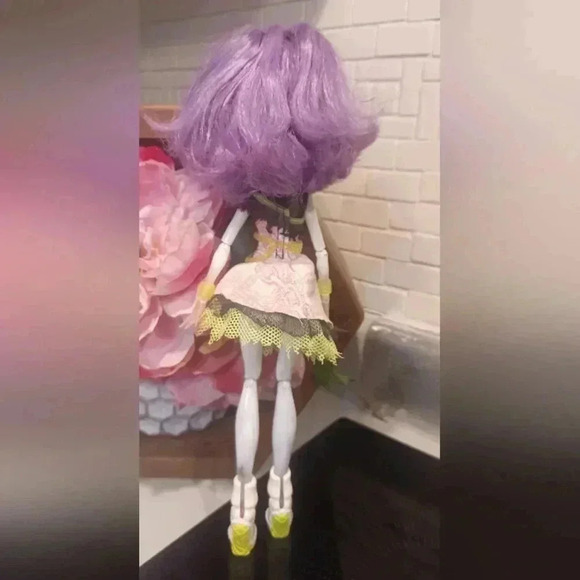 Monster High 2010 Mattel Ghoul Sports Spectra Vondergeist Doll Tennis - Picture 6 of 10